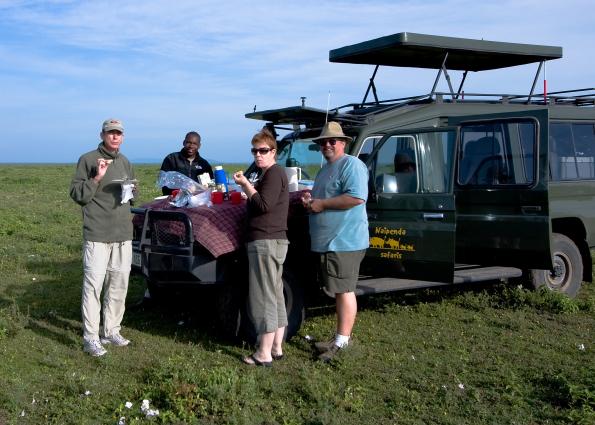 Serengeti-3384.jpg - Breakfast on the plains West of Ndutu Lodge in Ngorongoro Conservation Area