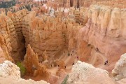 Many people on the Bryce hiking trail