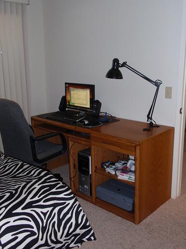 P8300021.JPG - Desk in bedroom