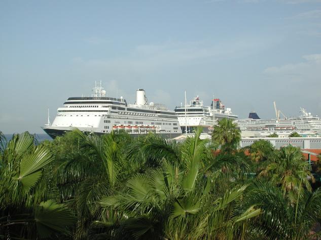 DSCN6629.JPG - view from room of cruise ships in port for the day