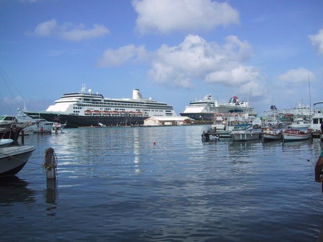 IMG_2013.JPG - Cruise ships in Aruba harbor