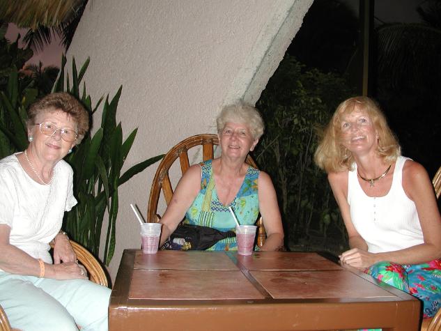 DSCN7284.JPG - Grandma, Johnnie and Debbie having drinks before dinner
