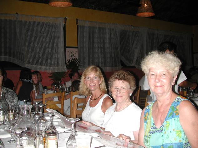 DSCN7288.JPG - Grandma, Johnnie and Debbie at dinner