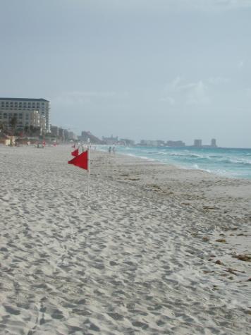 DSCN7299.JPG - Red Flag day on Cancun Beach