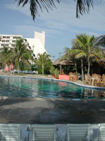 DSCN7319.JPG - resort pool
