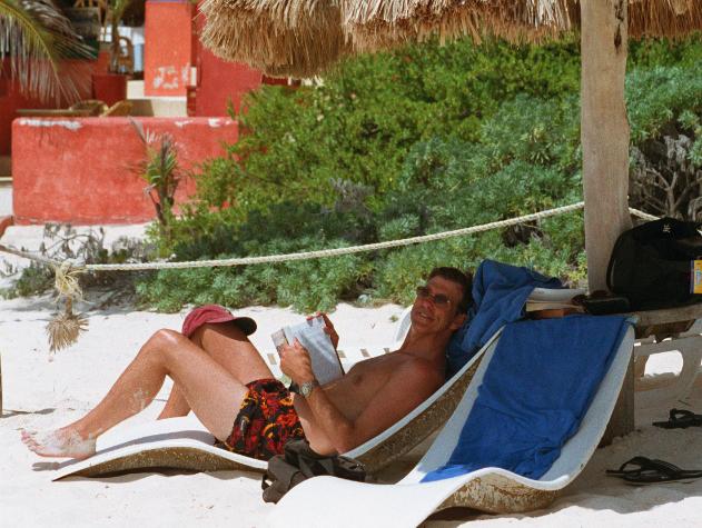 cancun4-17.jpg - Dad relaxing and reading on the beach