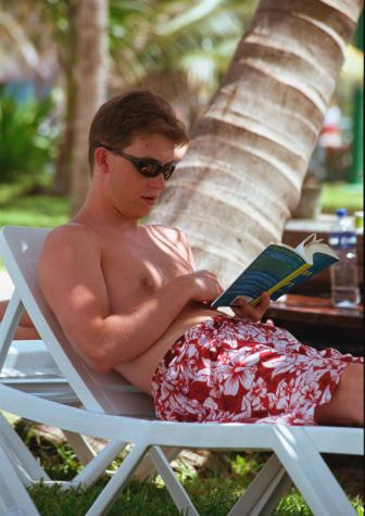 cancun4-22.jpg - Greg doing some more reading and relaxing