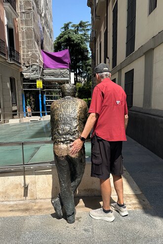 IMG_4494 El Vecino Curioso (The Curious Neighbour) - people touch the butt for good luck